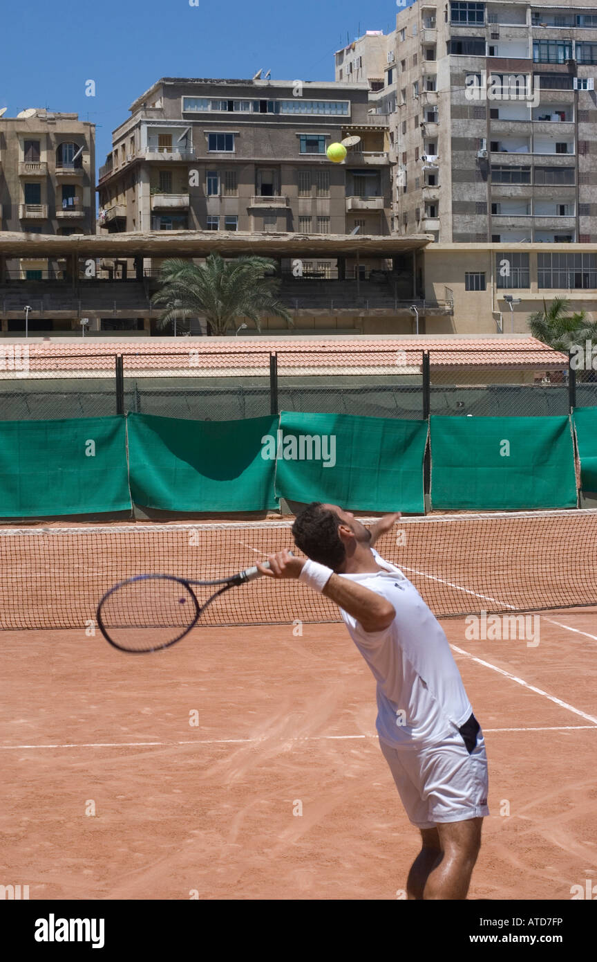 Uomo egiziano a giocare a tennis club sportivi di Alessandria d'Egitto Foto Stock