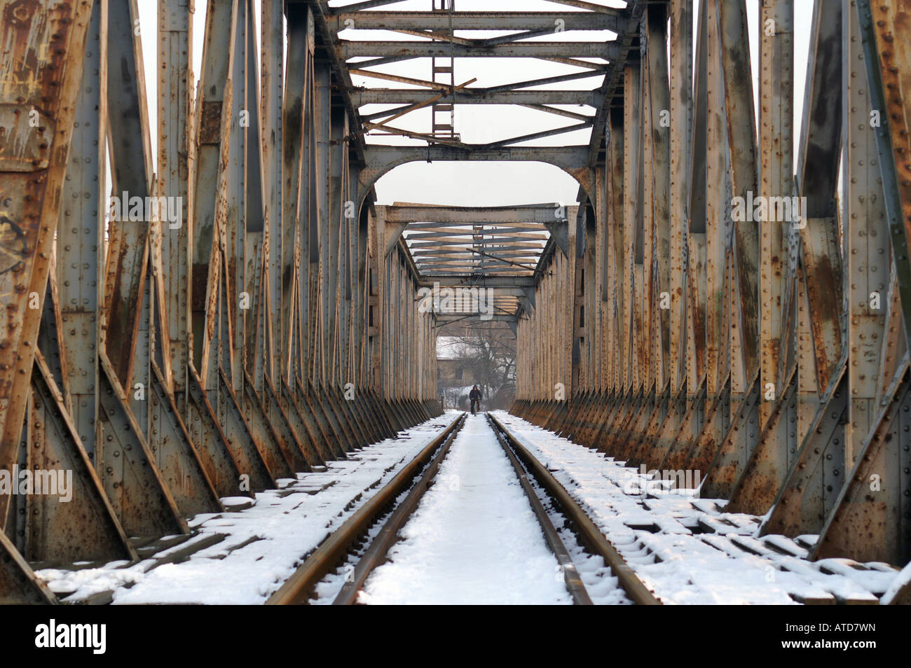 Vecchio, ferro dimenticati, ponte ferroviario che mostra modo per nulla nel post paese comunista. Simbolo della cortina di ferro. Nowy Sacz, Polonia Foto Stock