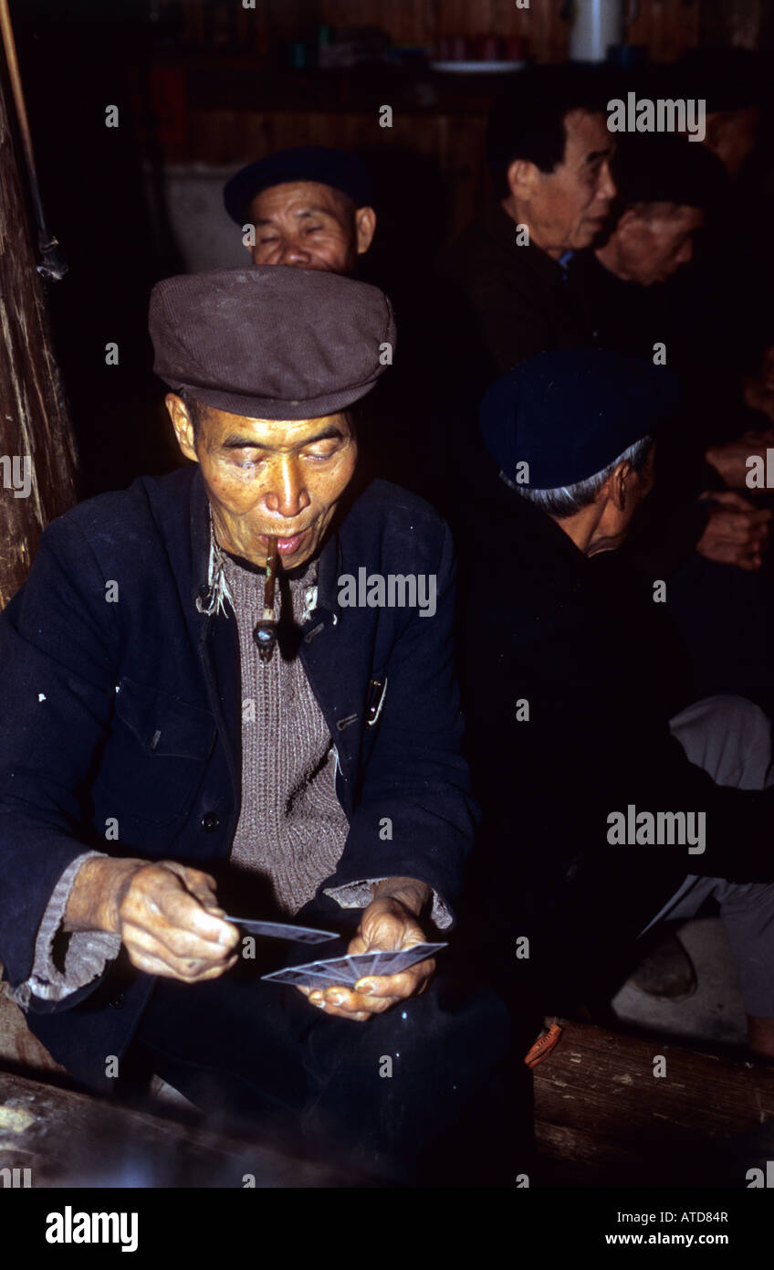 Dong locale gli uomini giocano gioco di carte tradizionale mentre il fumo le loro tubazioni traiditional Foto Stock