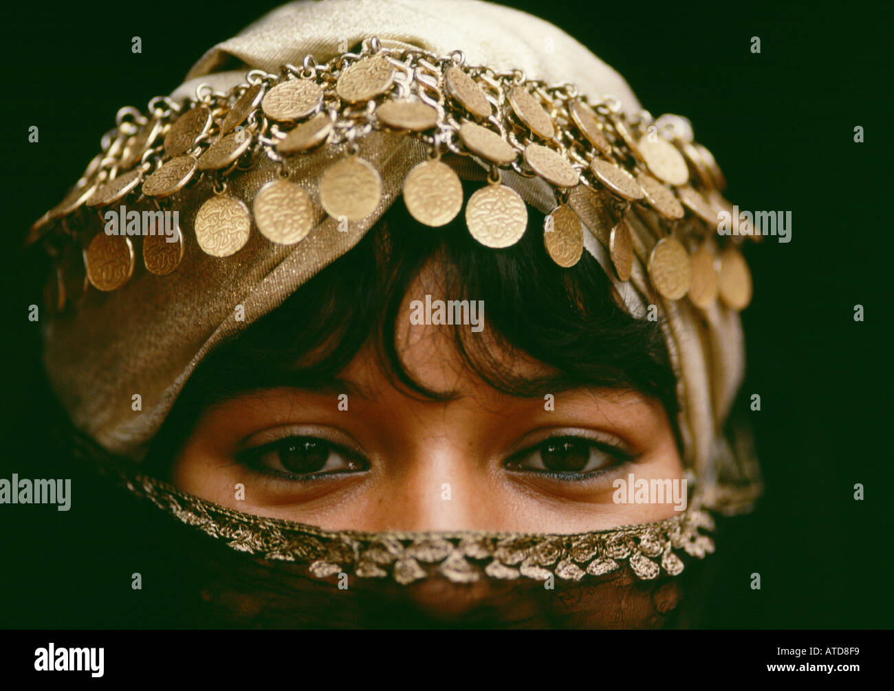 In prossimità della faccia di un tradizionalmente vestiti donna marocchina Foto Stock