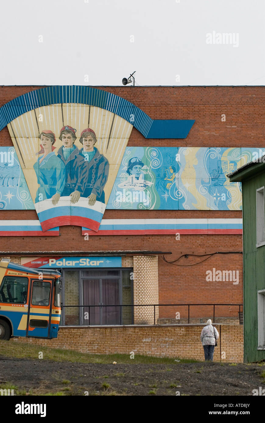 Eroica di stile sovietico sul murale nel centro sportivo di edificio, Barentsburg, Norvegia Foto Stock