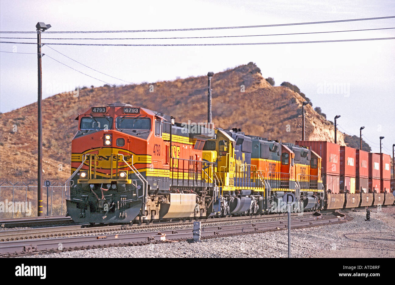 Quattro BNSF locomotori con un treno di container di spedizione iniziano il Cajon passano su di esso s modo al porto di Long Beach Foto Stock