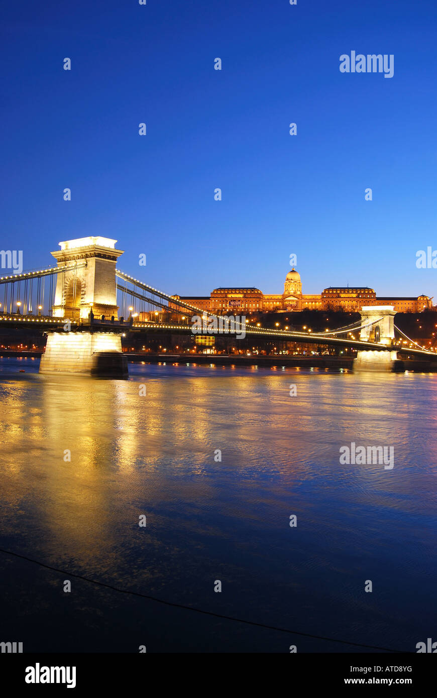 Il 'Chain Bridge e Royal Palace oltre il Fiume Danubio al tramonto, Pest, Budapest, Repubblica di Ungheria Foto Stock