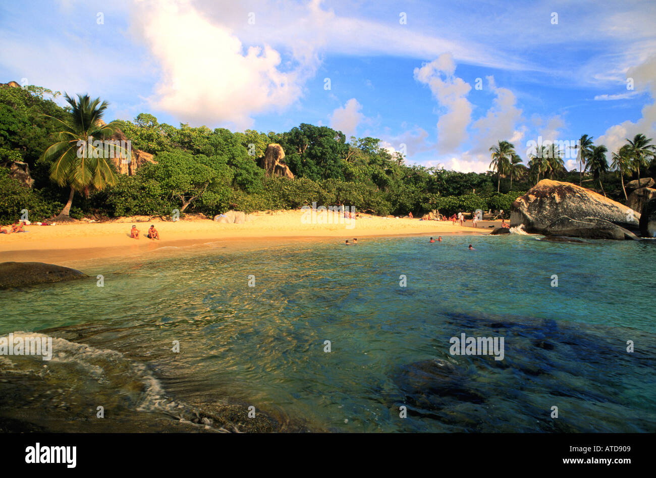 Una spiaggia tropicale scena presso le Terme Tortola Isole Vergini Britanniche Foto Stock