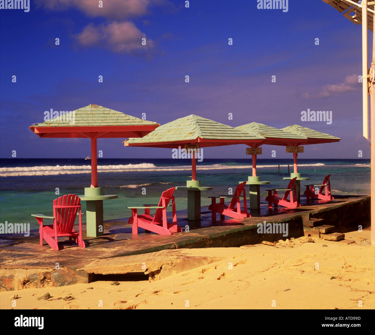 Colorato arredamento spiaggia di South Beach Barbados Foto Stock