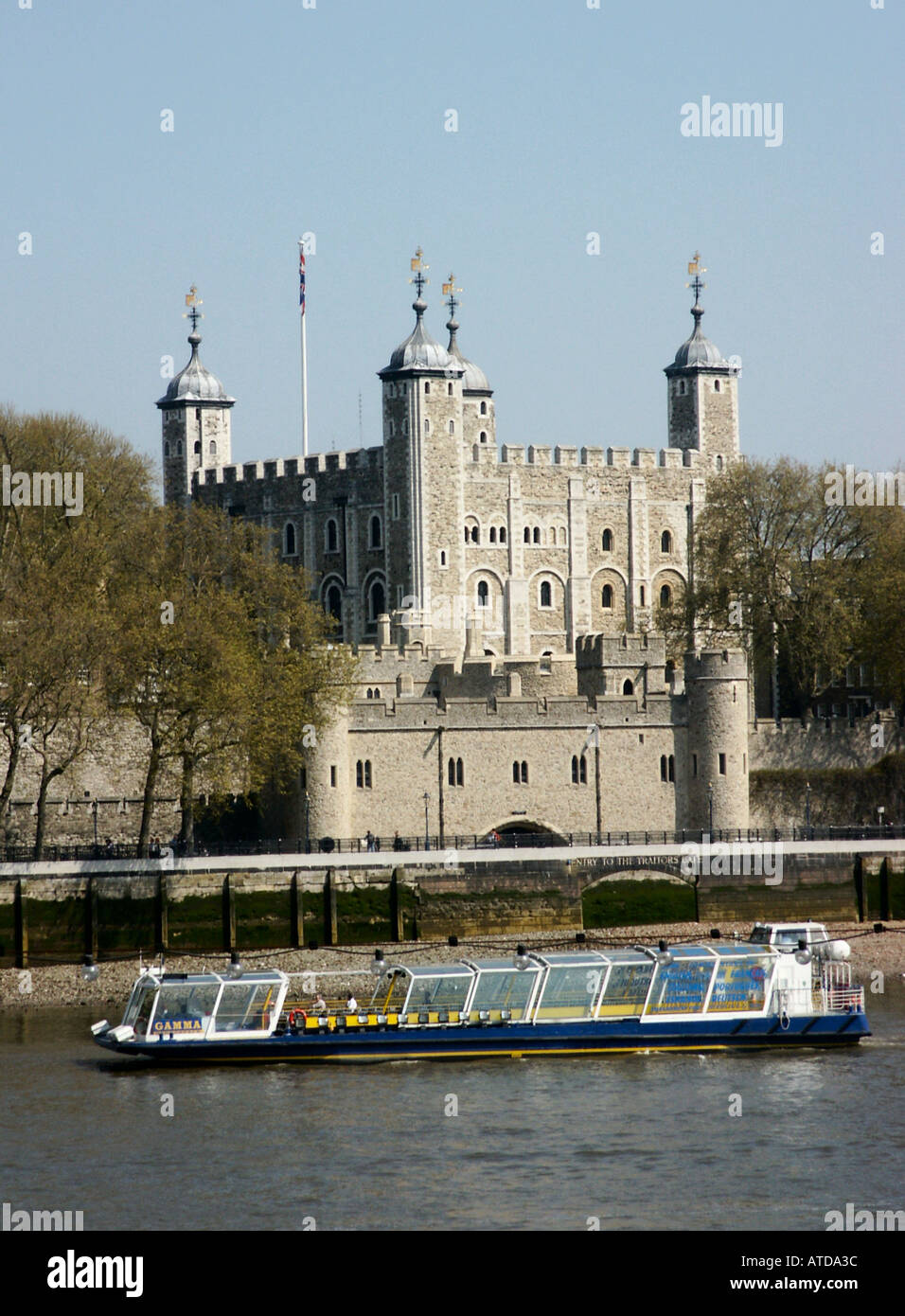 Il Tamigi e la Torre di Londra con sito vedendo la barca di crociera London Inghilterra England Foto Stock