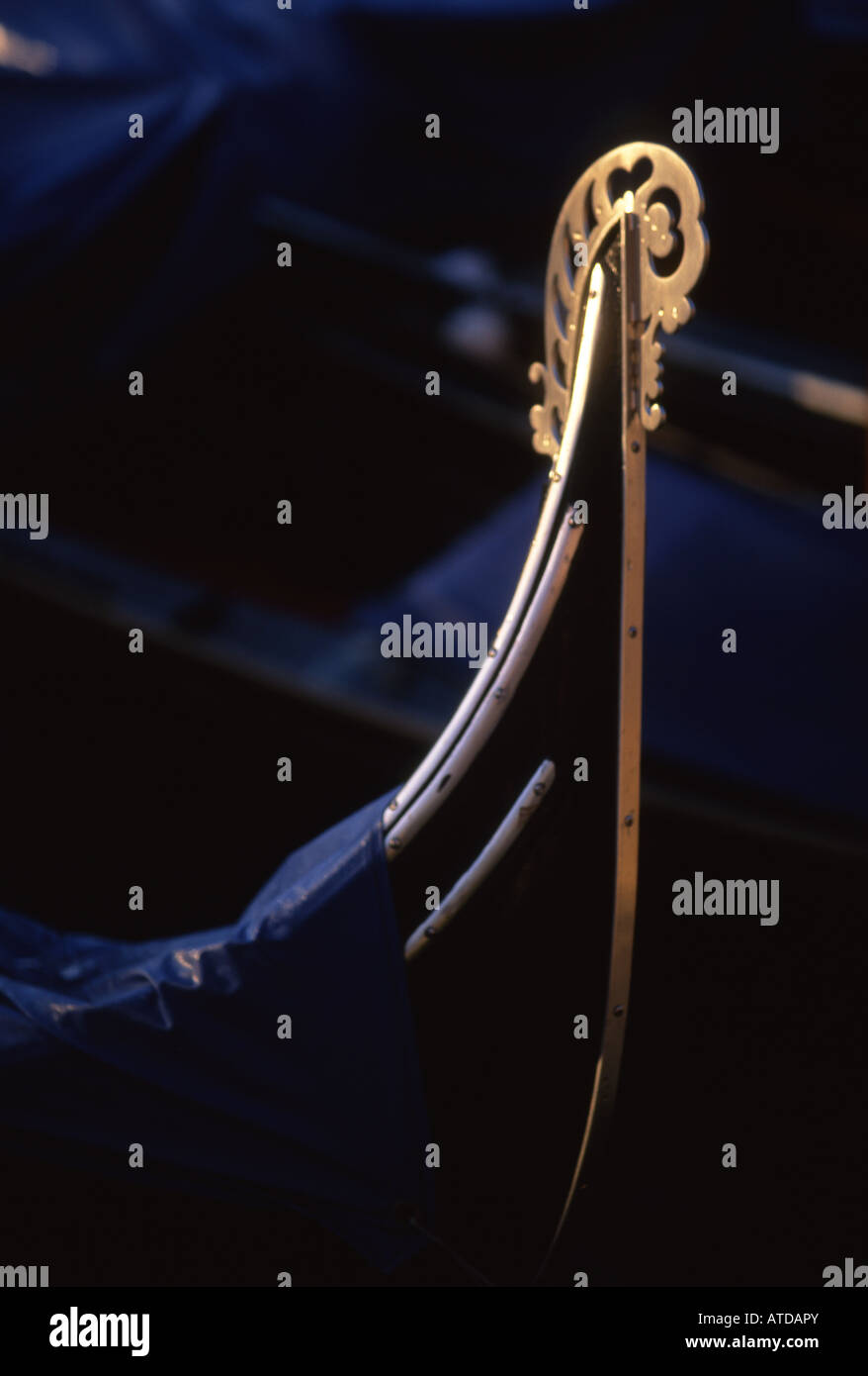 Close up risso decorativo o la poppa della gondola Venezia Veneto Italia Foto Stock