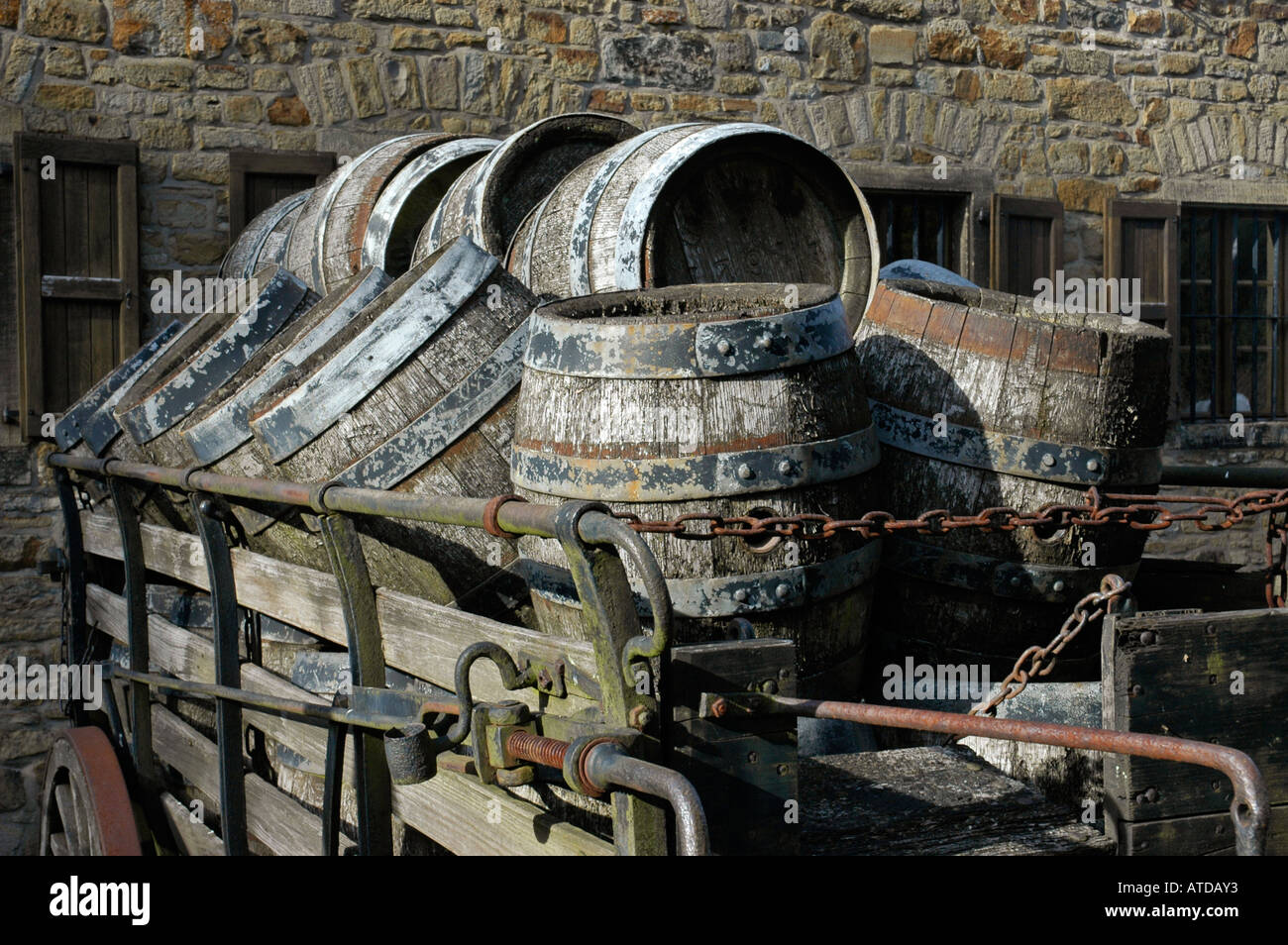 Vecchi barili di birra su di un carrello di fronte alla fabbrica di birra, Vestfalia Museo Open-Air Hagen, Strada di Industria Cultura Foto Stock