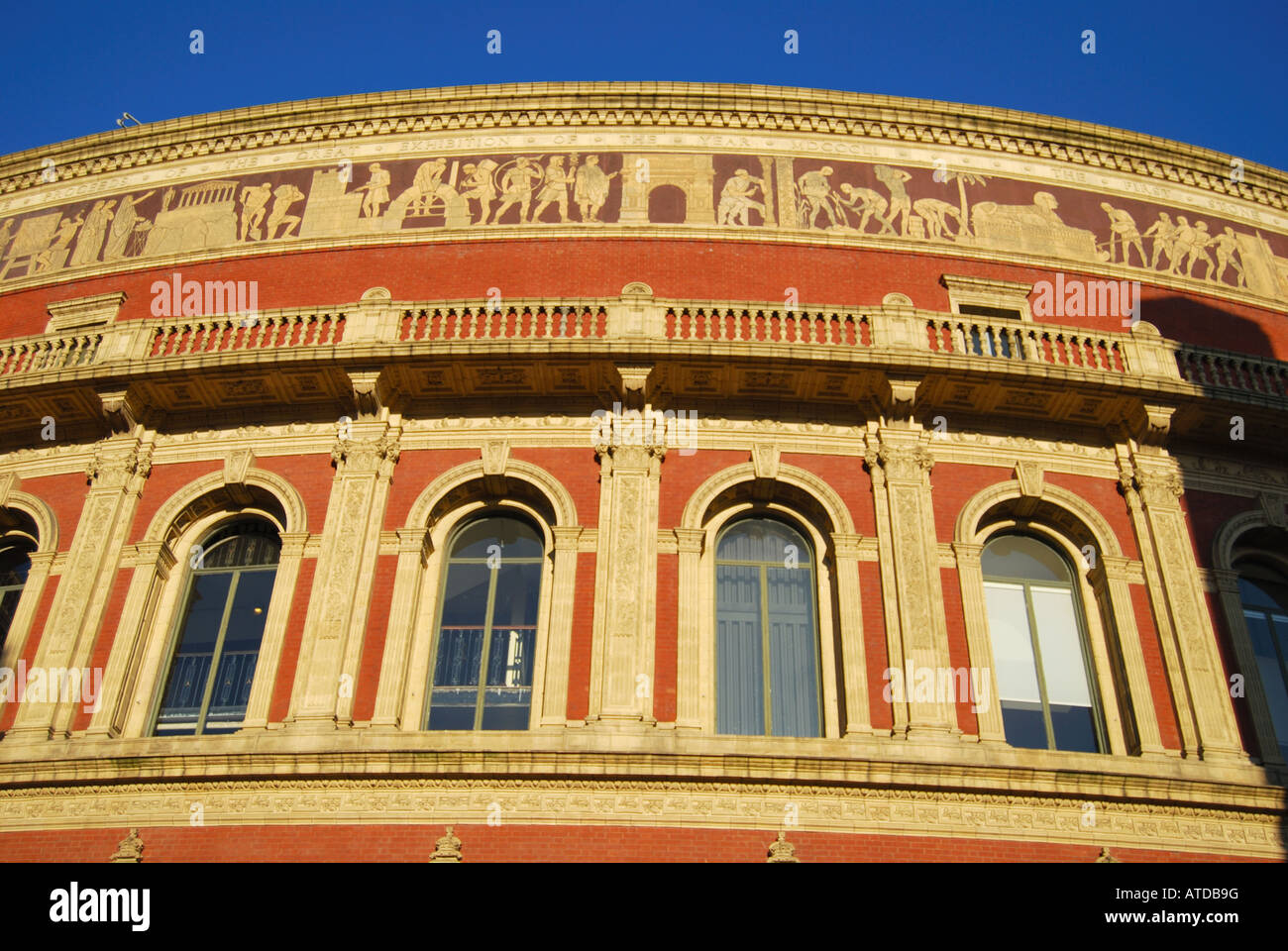Vista esterna al tramonto, Royal Albert Hall, Kensington, London, England, Regno Unito Foto Stock