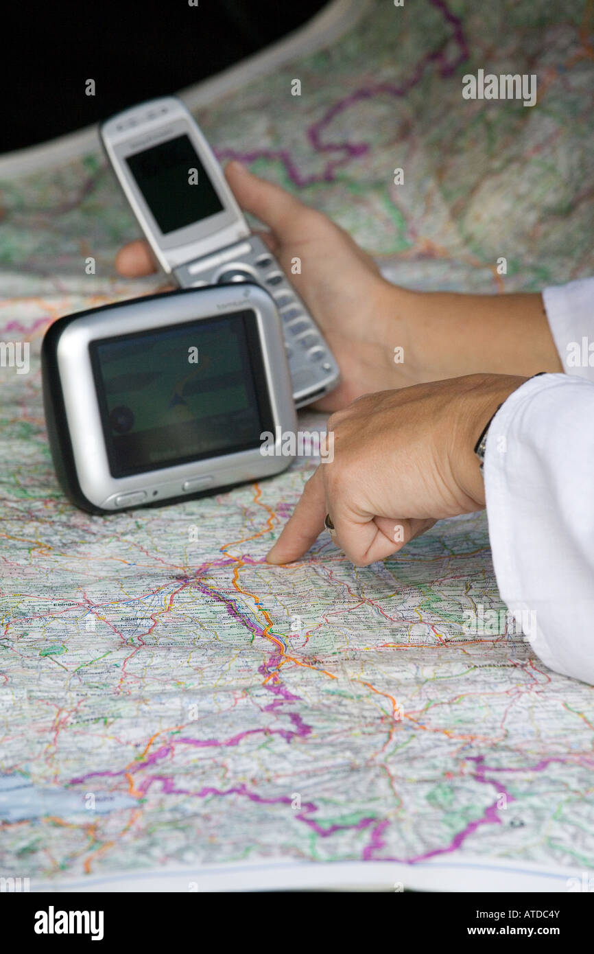 Navigazione con mappa e apparecchiature di navigazione Foto Stock
