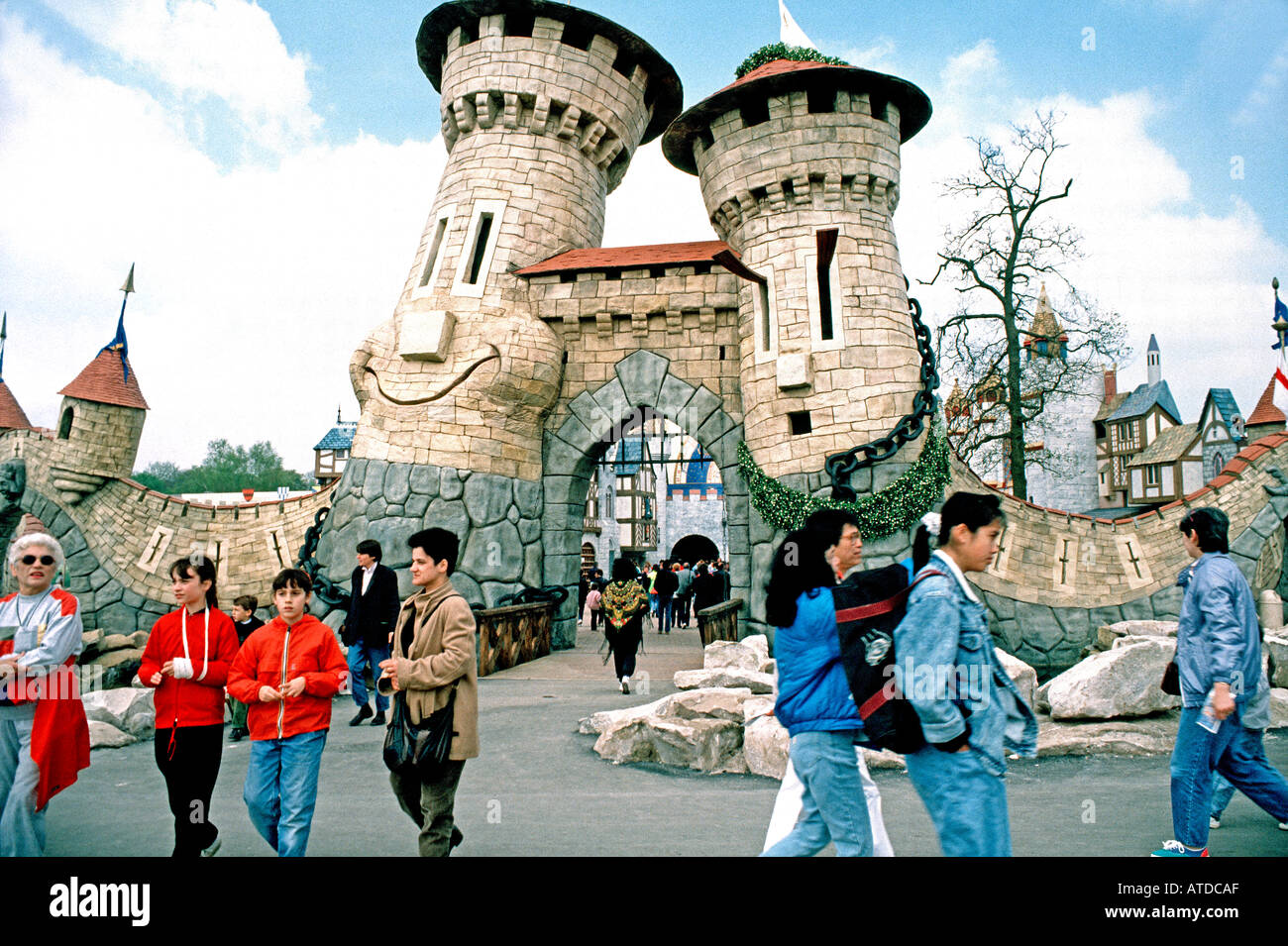 Parigi, Francia, turisti adolescenti che lasciano l'ingresso al tema 'Parc Asterix', parco divertimenti, scopri insoliti, famiglia bambini genitori europa Foto Stock