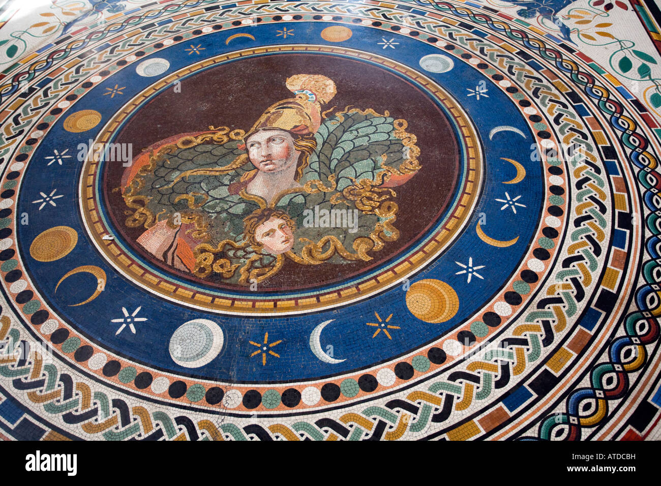 Busto di Athene, mosaico romano da Tuscolo, a croce greca Camera, Musei Vaticani Foto Stock