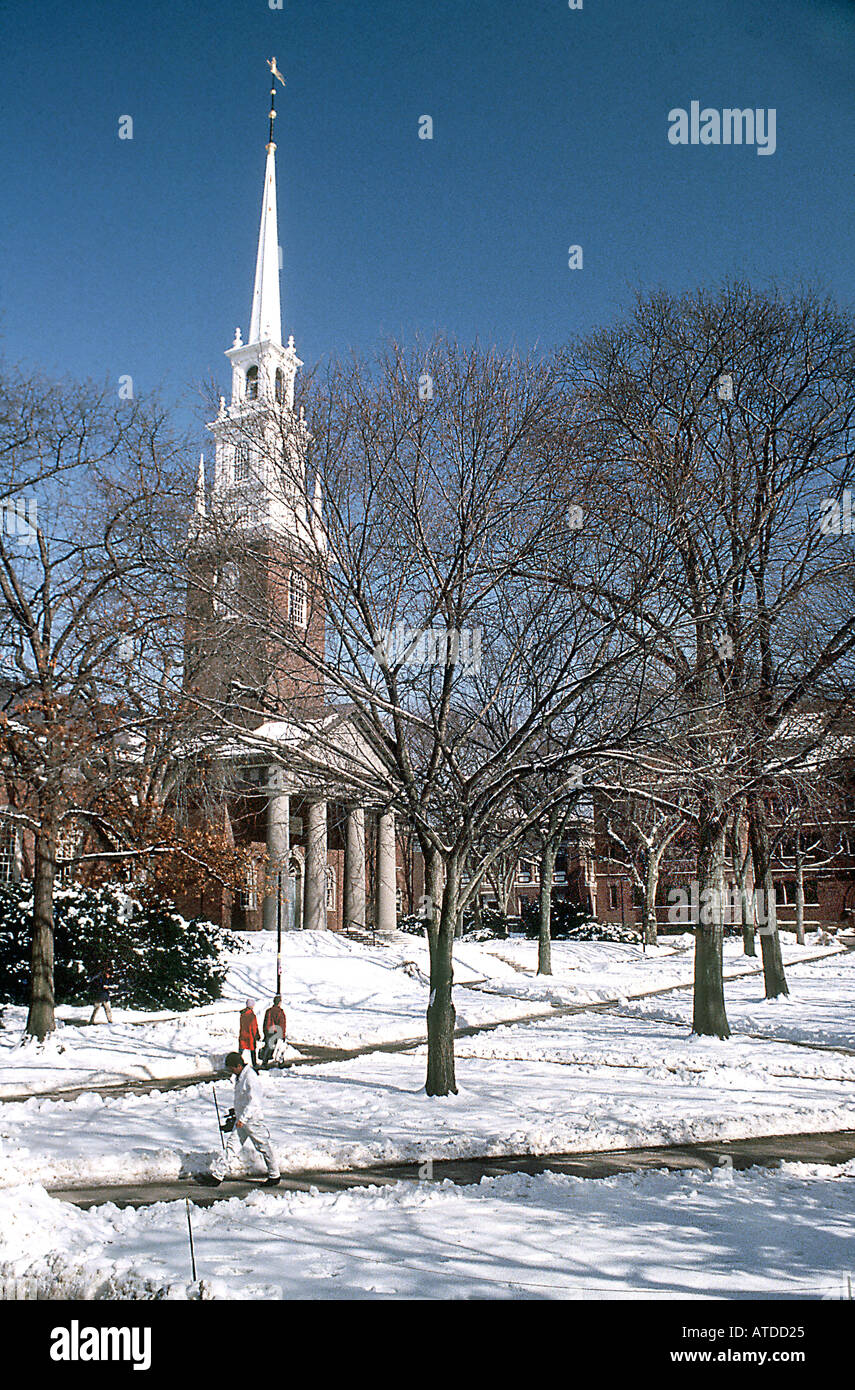 USA, campus della Harvard University ivy League, Chapel in Winter with Snow, Boston Massachusetts, paesaggio verticale Foto Stock