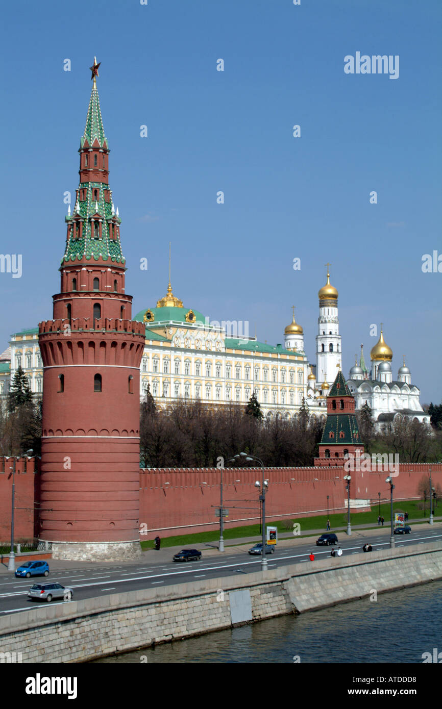 Le mura del Cremlino & Torre Vodovzvodnaya Mosca Russia Foto Stock