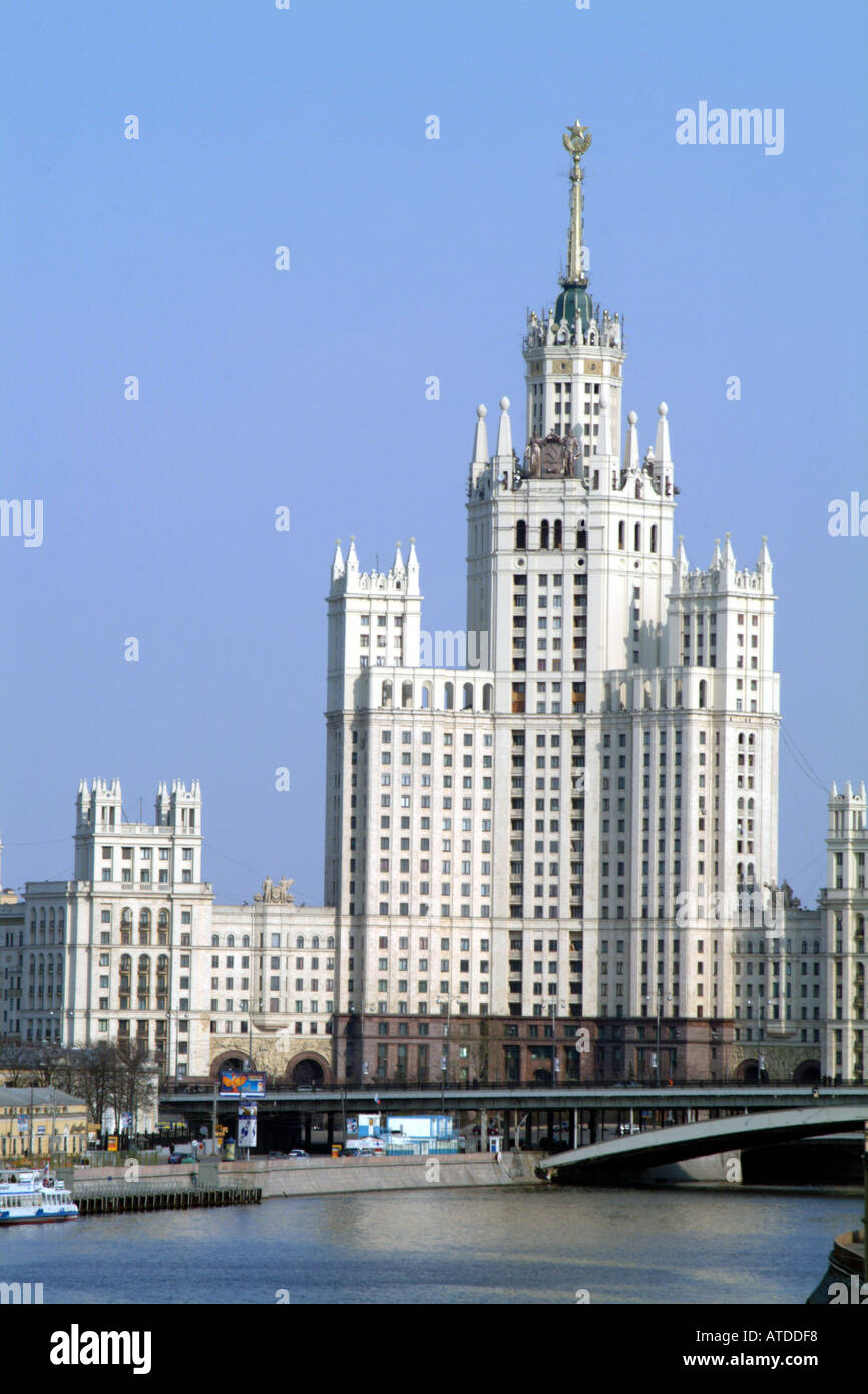 Mosca Russia uno dei Sette sorelle una stalinista Appartamento gotica di blocco sul fiume di Mosca Foto Stock
