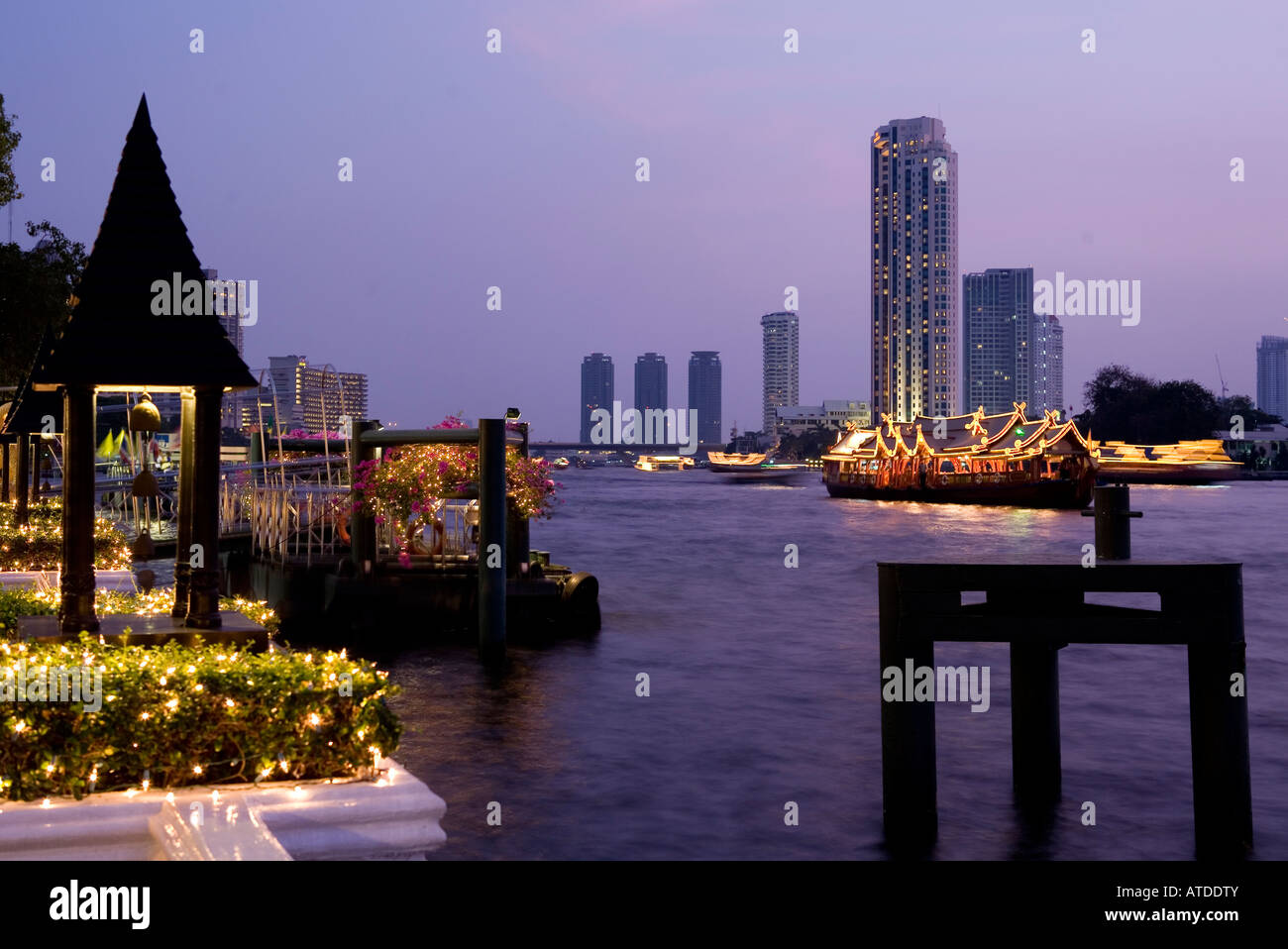 Sera oltre il Fiume Chao Phraya dall'Oriental Hotel Bangkok in Thailandia del sud-est asiatico Foto Stock