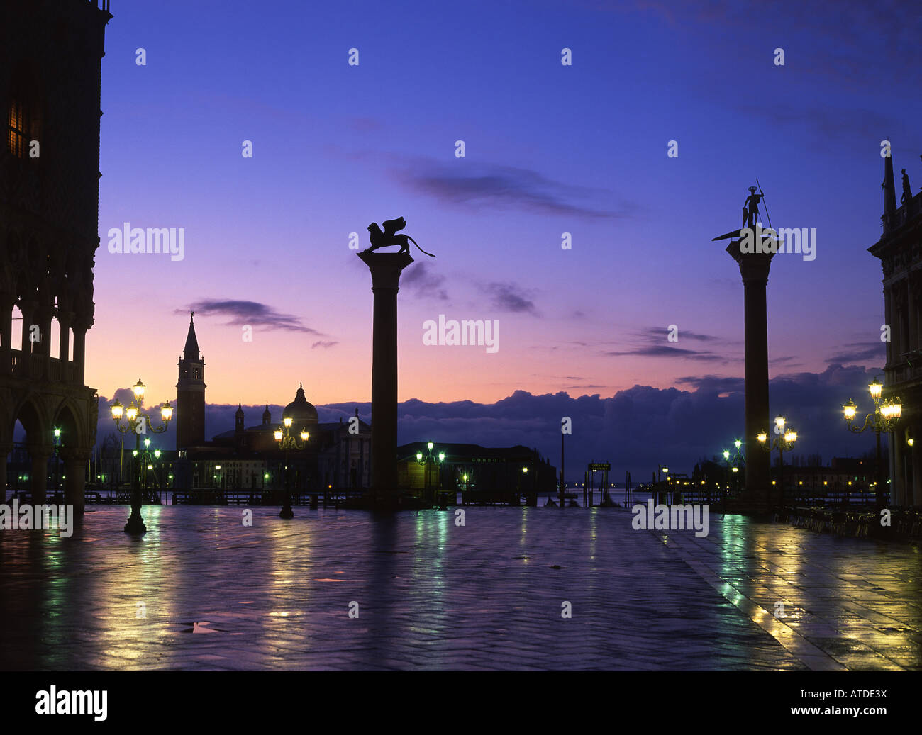 La piazzetta di San Marco e San Giorgio Maggiore all'alba Venezia Veneto Italia Foto Stock