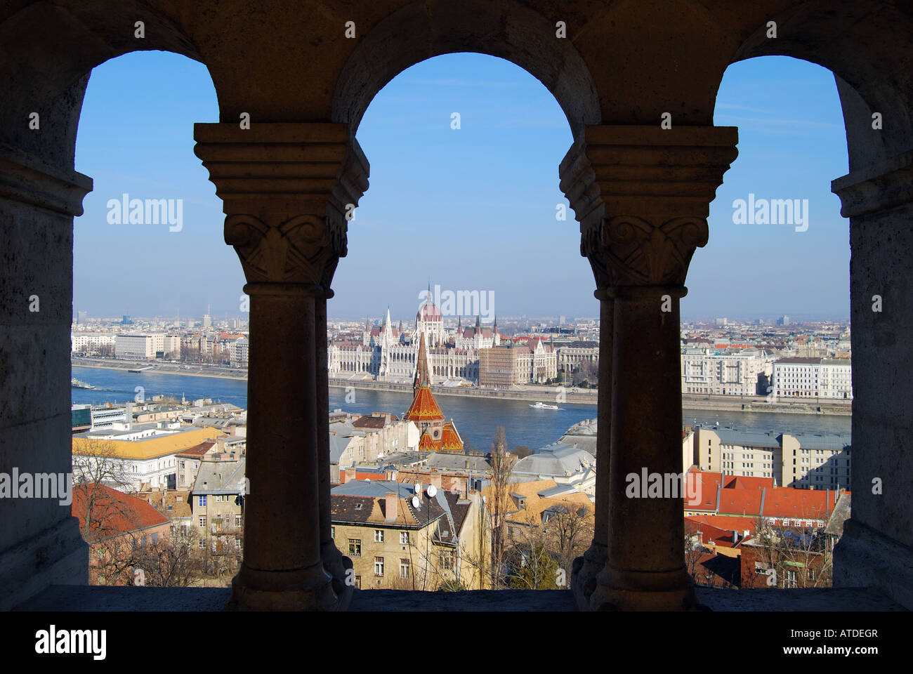 Vista sulla città dal Bastione del Pescatore, Castle Hill, il quartiere del Castello di Buda, distretto, Budapest, Repubblica di Ungheria Foto Stock