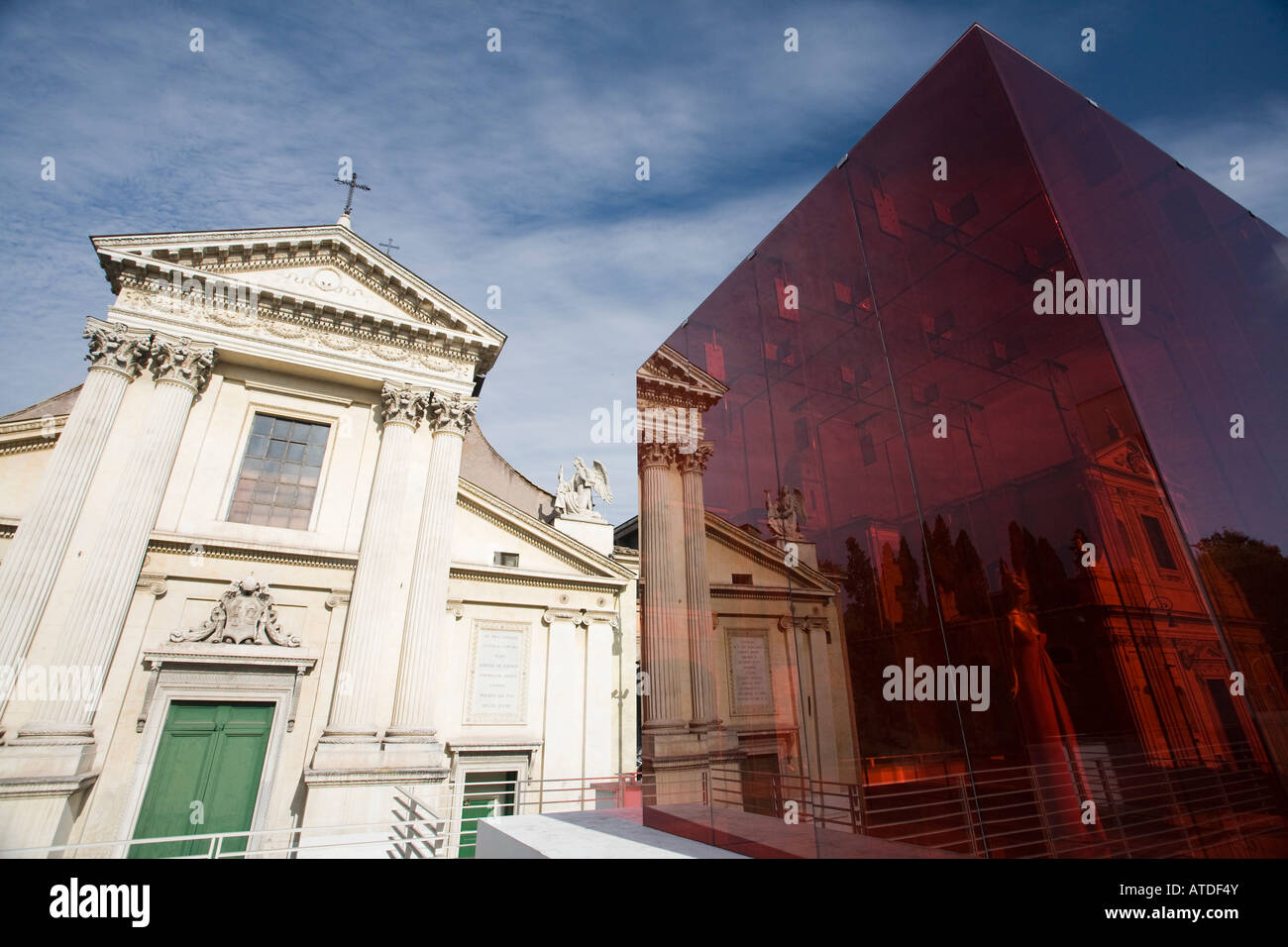 San Rocco nella facciata anteriore di Valentino Red Cube dal museo dell'Ara Pacis Foto Stock