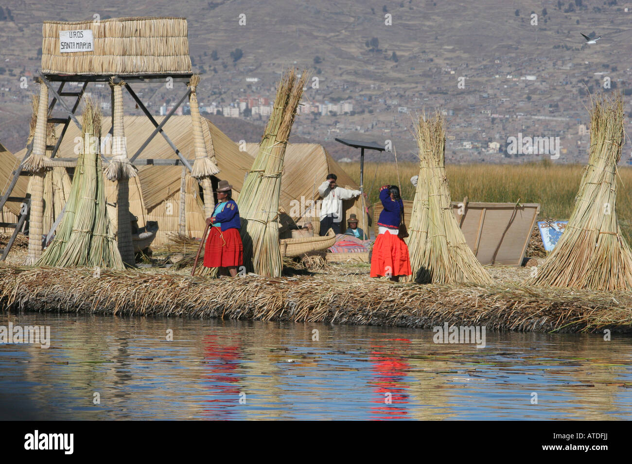 Un villaggio Uros compreso di un'isola galleggiante fatta di canne sul lago Titicaca in Perù Foto Stock