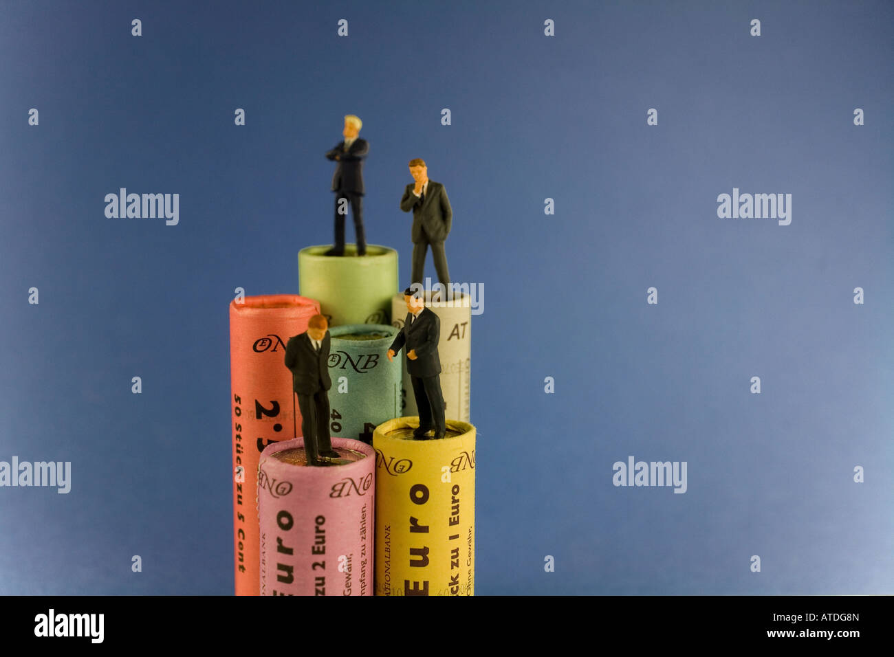 Le figure sulla moneta in euro di pile Foto Stock