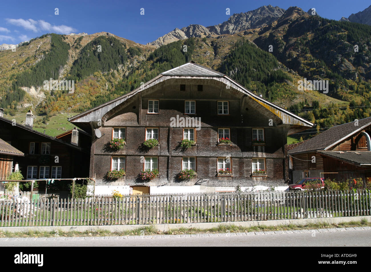 Bernese di tradizionali case in Guttannen, villaggio più alto prima del Passo del Grimsel, Berna, Svizzera Foto Stock