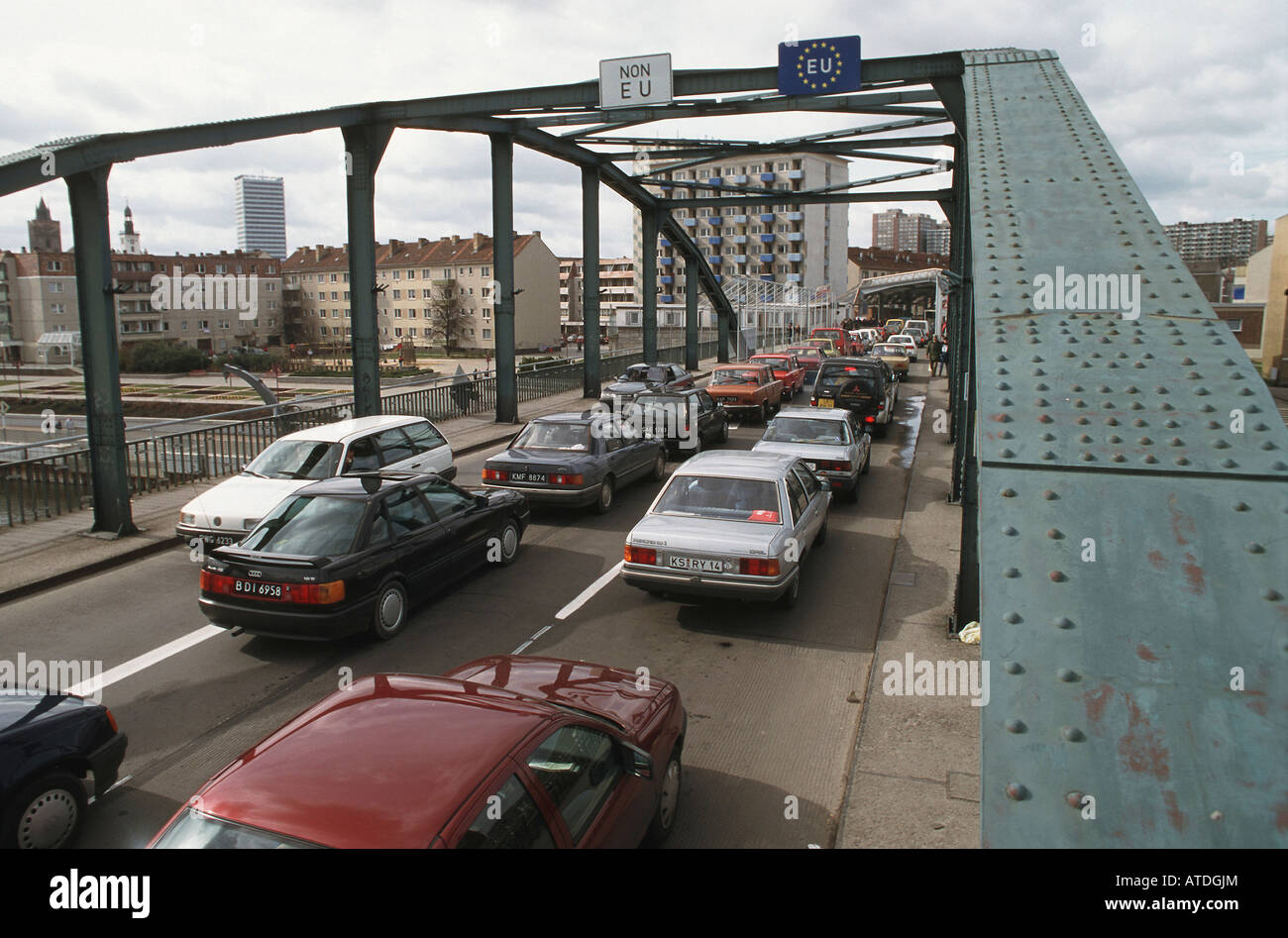 Una coda di auto su un ponte al confine fra Germania e Polonia a Francoforte sull'Oder Foto Stock