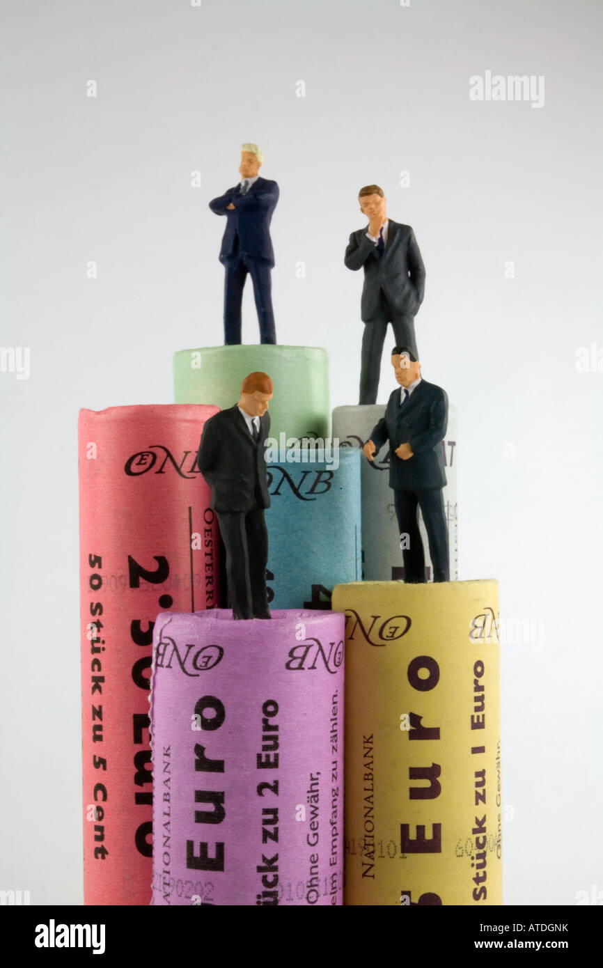 Le figure sulla moneta in euro di pile Foto Stock