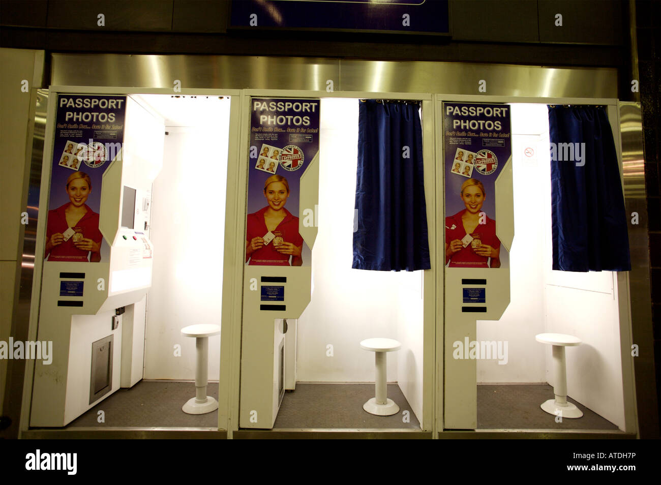 Un ' Foto ' Me Passport Photo Booth presso la stazione di London Bridge, Londra 2008 Foto Stock