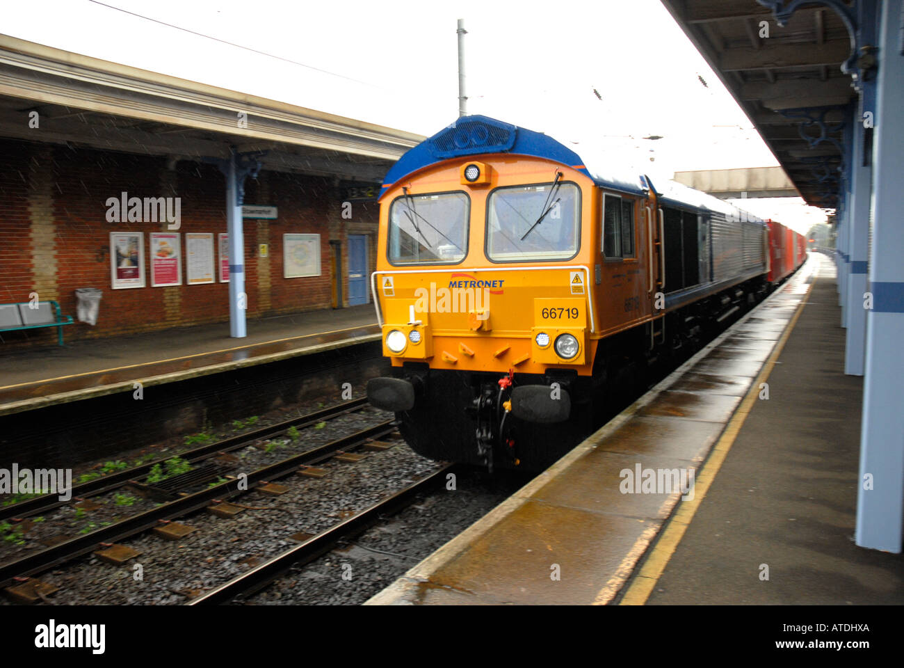 Metronet merci treno passa attraverso la stazione di Stowmarket Suffolk East Anglia Foto Stock