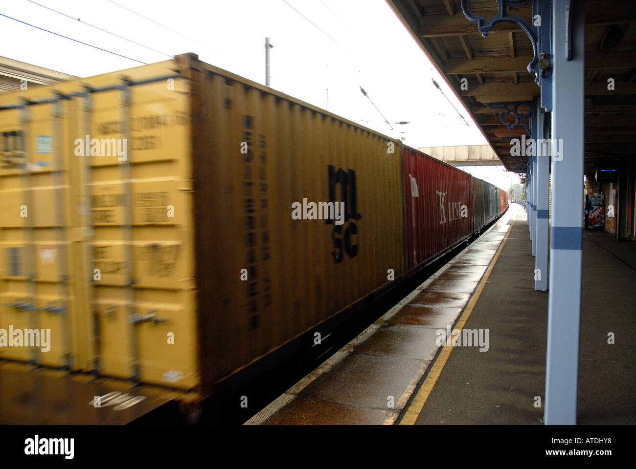 Metronet merci treno passa attraverso la stazione di Stowmarket Suffolk East Anglia Foto Stock