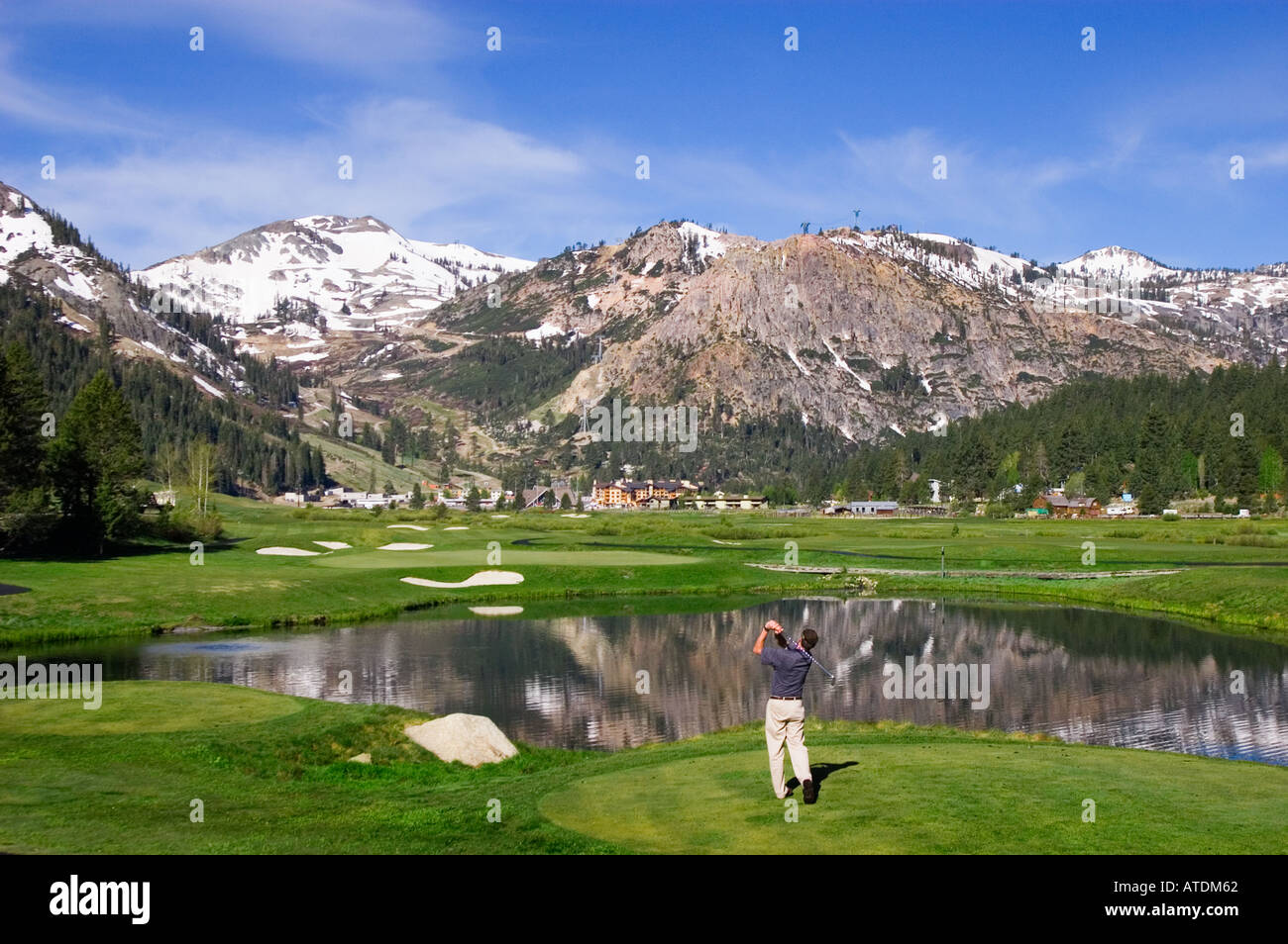 Sierra Nevada picchi Olympic Village golf course a Resort at Squaw Creek Olympic Valley Lake Tahoe California Foto Stock