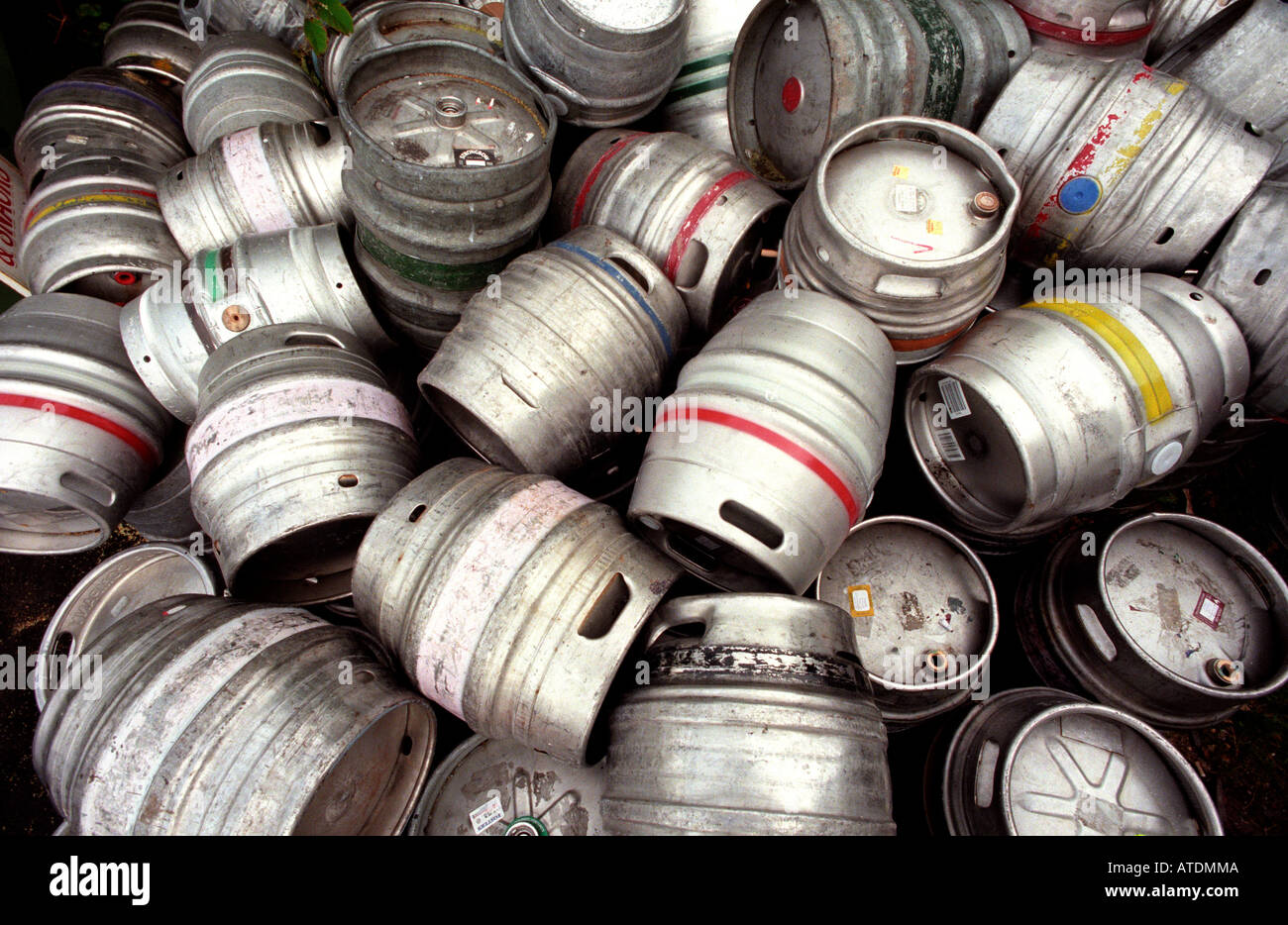 In alluminio vuote barili di birra attendono di raccolta e di riempimento da un pub a Shoreham sul mare in West Sussex Foto Stock