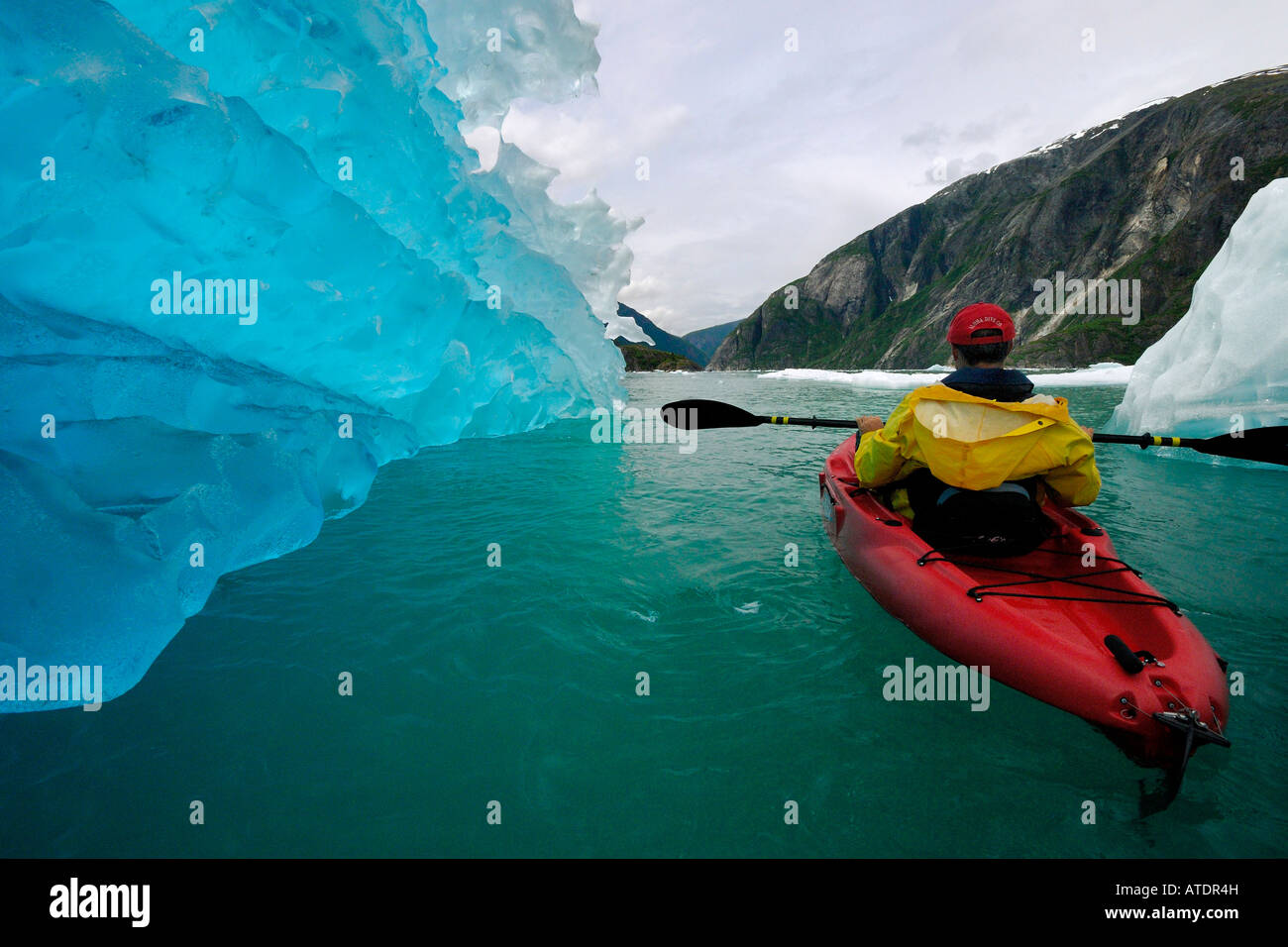 Esplorazione di un iceberg dal kayak da mare in Tracy braccio Alaska Oceano Pacifico Foto Stock