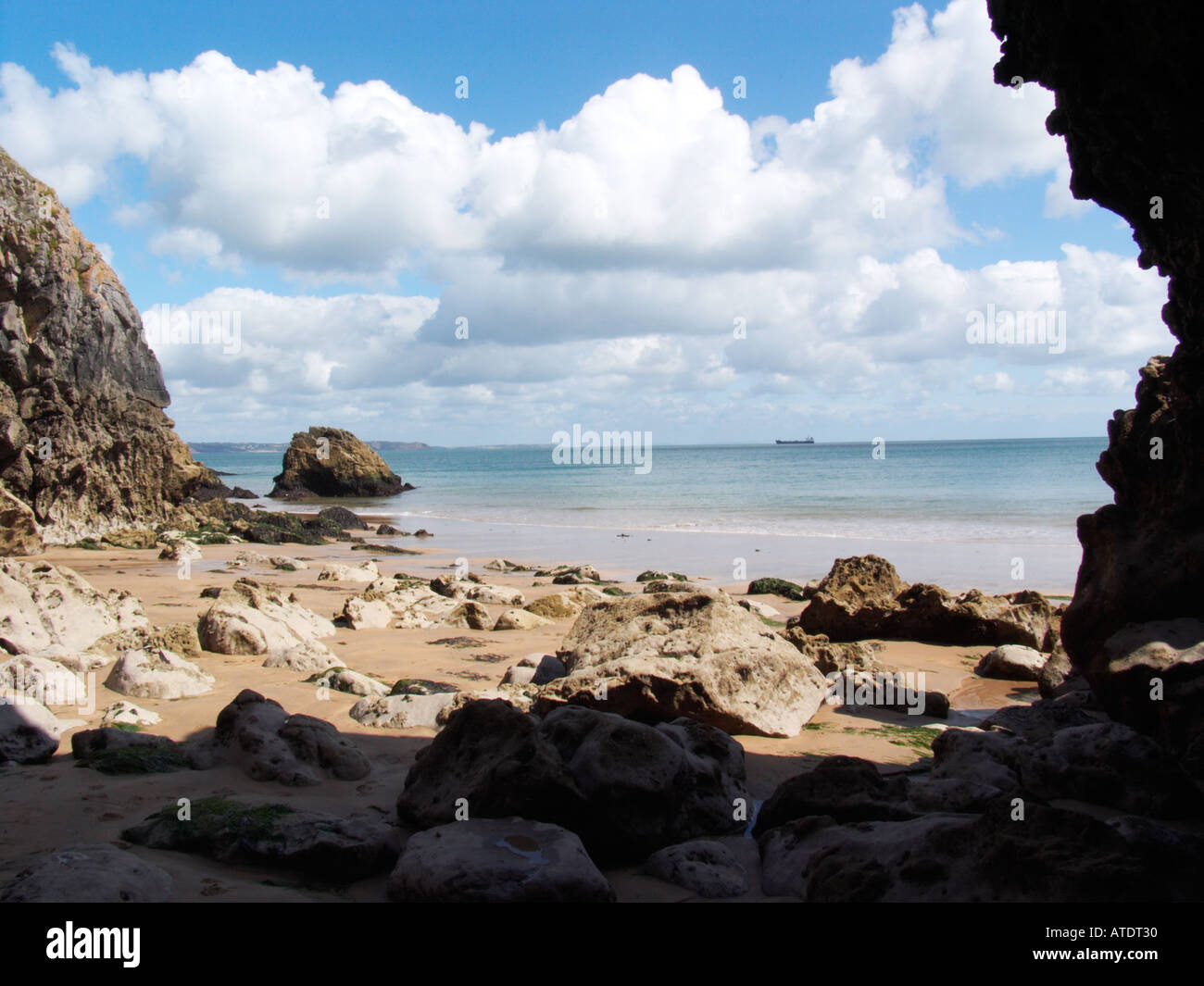 Stackpole Pembrokeshire grotte nella scogliera di Barafundle Bay Foto Stock