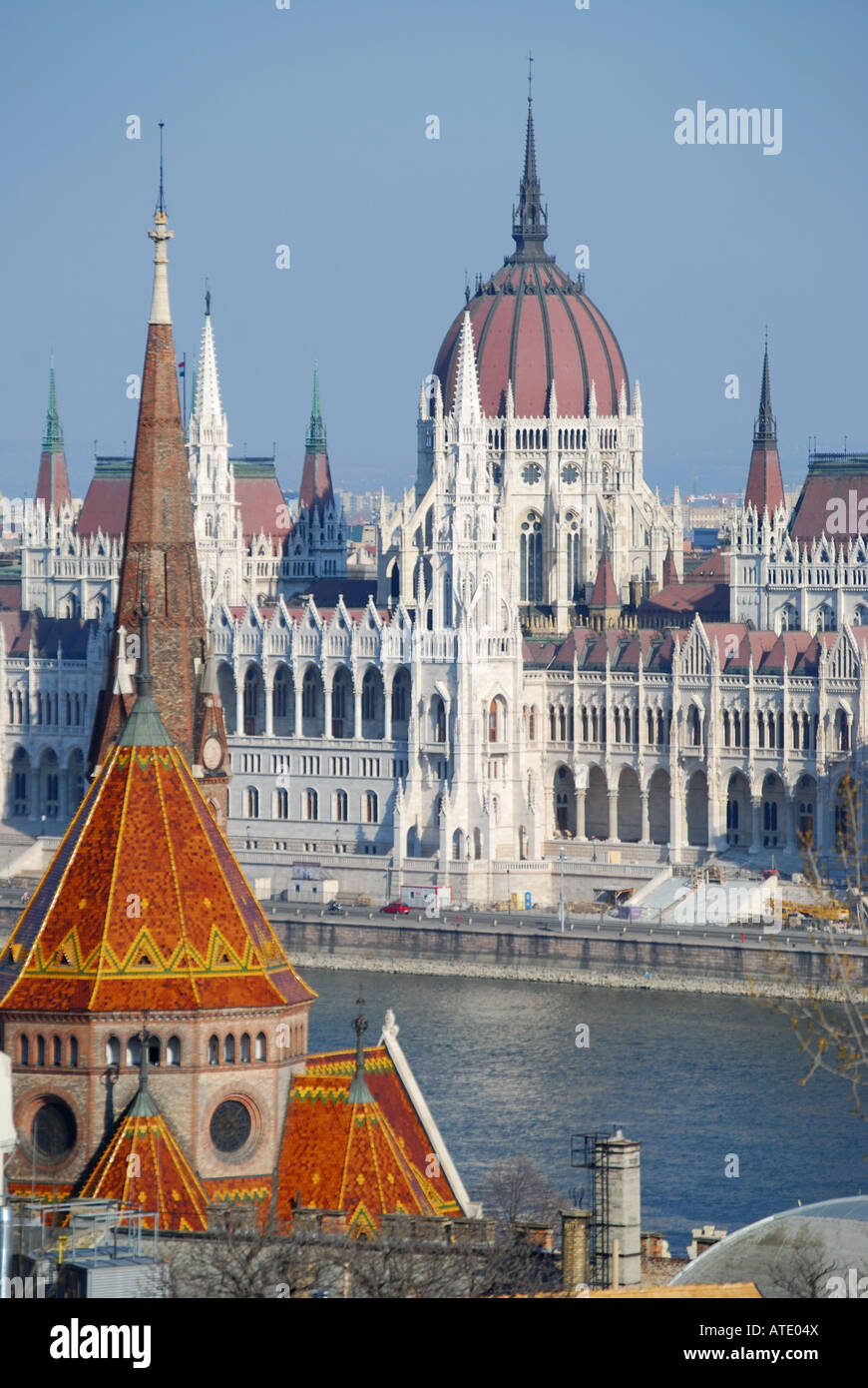 Vista del Parlamento e Danubio dal Bastione del Pescatore, il quartiere del Castello di Buda, Budapest, Repubblica di Ungheria Foto Stock