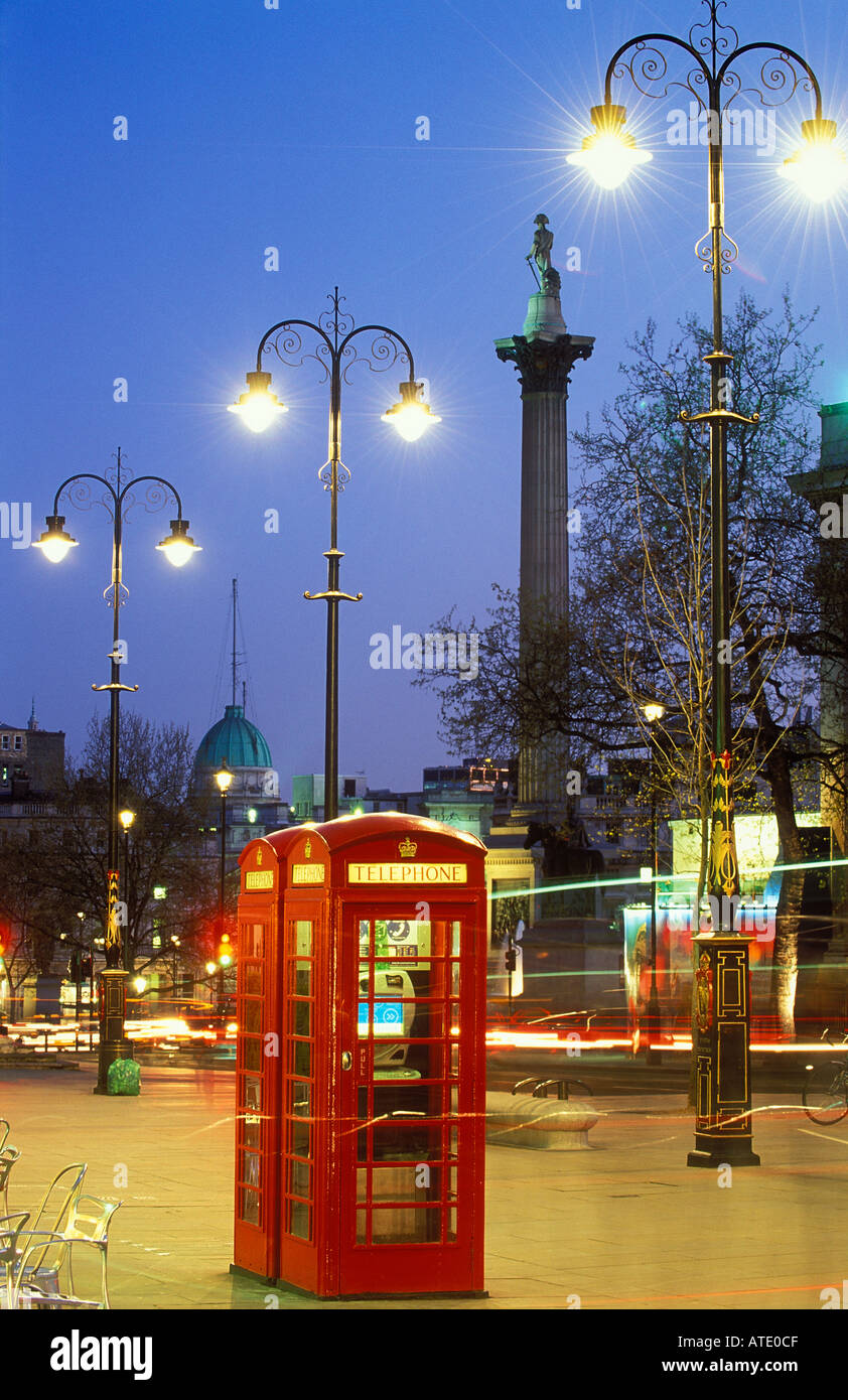 Nella casella Telefono Nelsons Column Trafalgar Square Londra Inghilterra REGNO UNITO Foto Stock