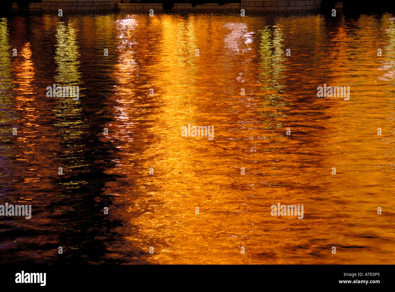 Riflessi arancione di luci dalla striscia su acqua Las Vegas Boulevard USA Foto Stock