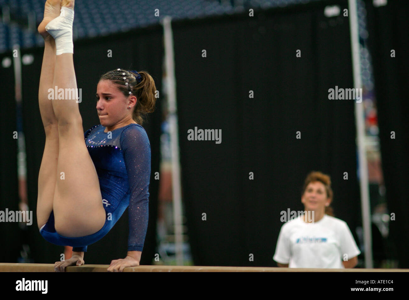 Concorso di ginnastica durante l'AAU Junior Olympics a Detroit Foto Stock