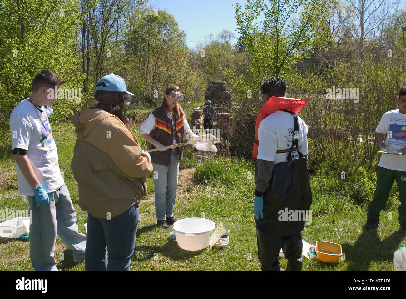 Alta scuola gli studenti a studiare l'ecologia del Rouge River vicino a Detroit Foto Stock