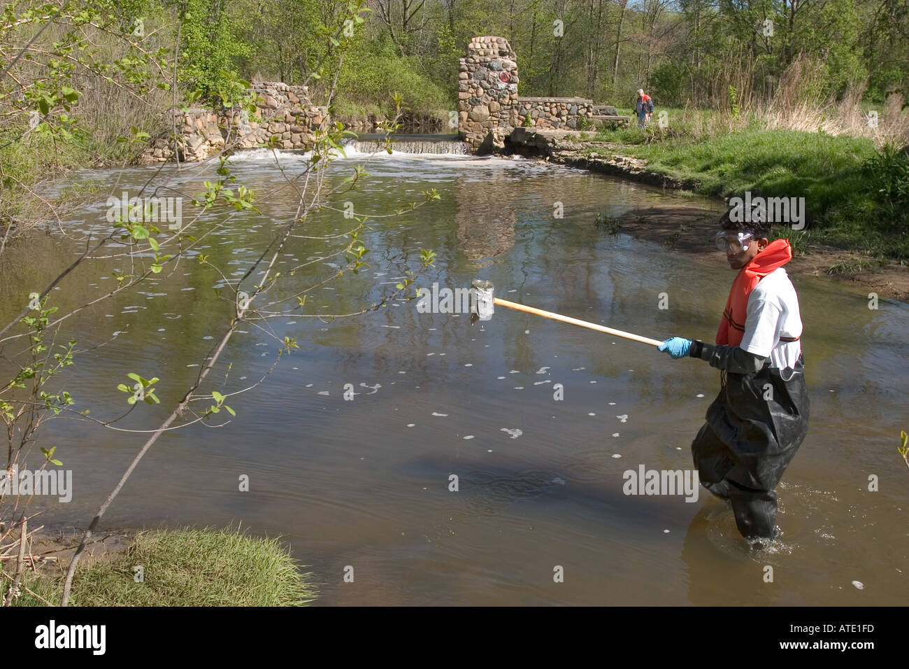 Alta scuola gli studenti a studiare l'ecologia del Rouge River vicino a Detroit Foto Stock