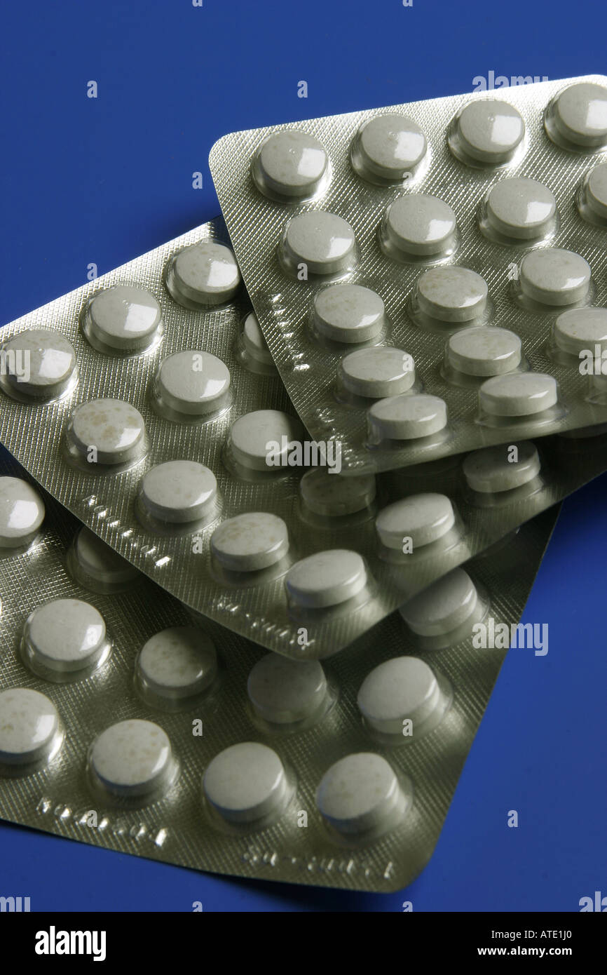Farmaci salute vitamine supplementi etc pacchetti di in erogatori di lamina su sfondo blu Foto Stock