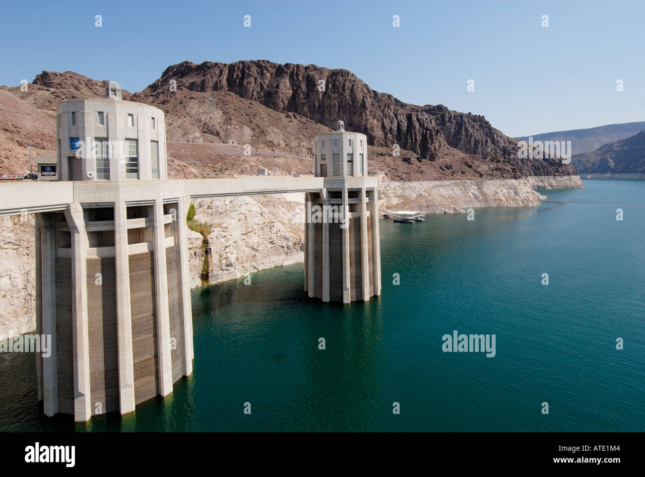 Torri di aspirazione e il Lago Mead Hoover Dam Nevada e Arizona USA Foto Stock