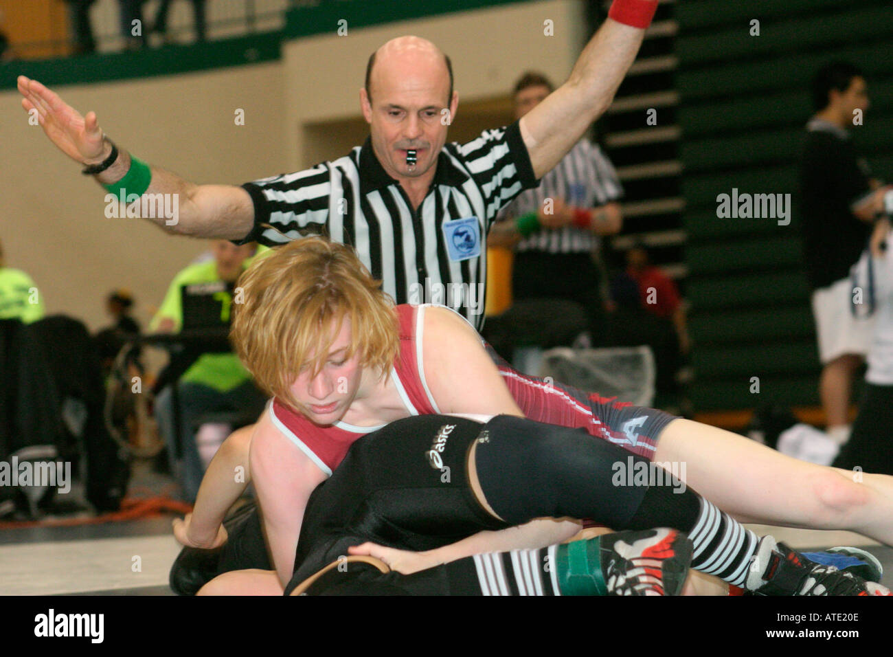 Arbitro giudici U S ragazze Associazione Wrestling Campionati Nazionali Foto Stock