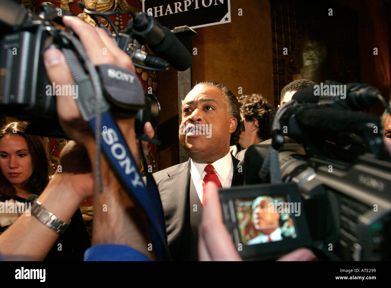 Al Sharpton parla ai giornalisti dopo un dibattito democratico di candidati presidenziali Foto Stock