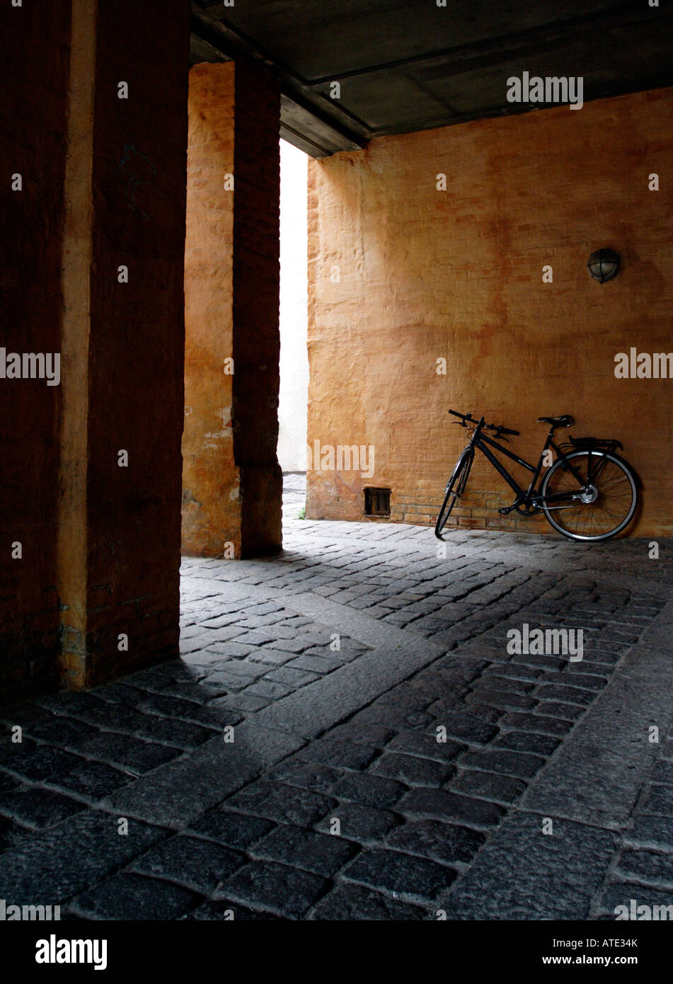 In bicicletta in vicolo soleggiato Foto Stock