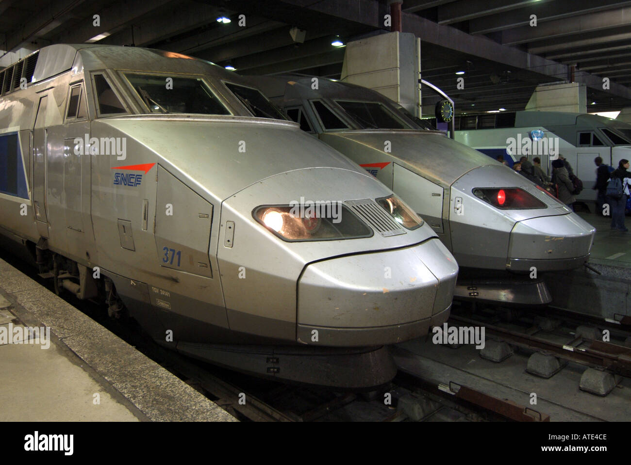 Parigi Gare Montparnasse Stazione ferroviaria francese e terminal con locomotive TGV ad alta velocità lungo le piattaforme in Francia Foto Stock