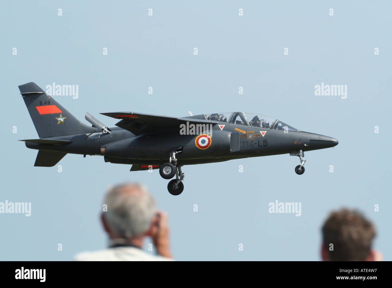 Francese Air Force Alpha Jet trainer in atterraggio a Waddington Airshow internazionale 2006 Foto Stock