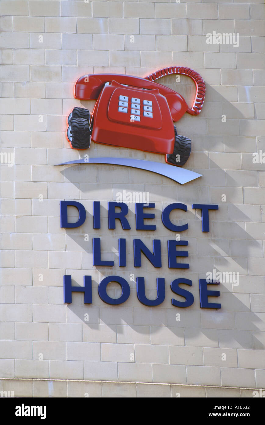 Logo dell'assicurazione Direct Line House sugli uffici del principale datore di lavoro nella città di Bristol, una contea cerimoniale e un'autorità unitaria nel sud-ovest dell'Inghilterra, Regno Unito Foto Stock