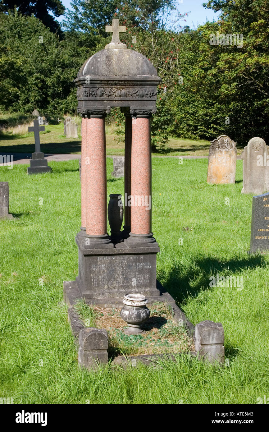 Elaborare memorial georgiano nel cimitero di Cathays Cardiff Regno Unito Foto Stock